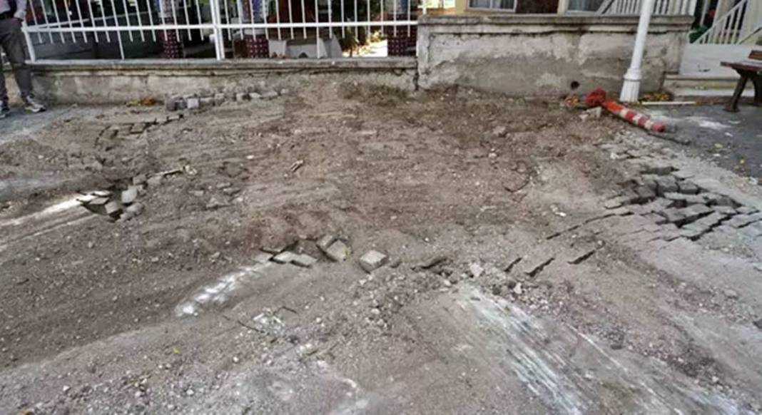 Görevli gibi giyinip sokağı kazdılar: Çıkanlar hayrete düşürdü! Borulara zarar verince gerçek ortaya çıktı 29